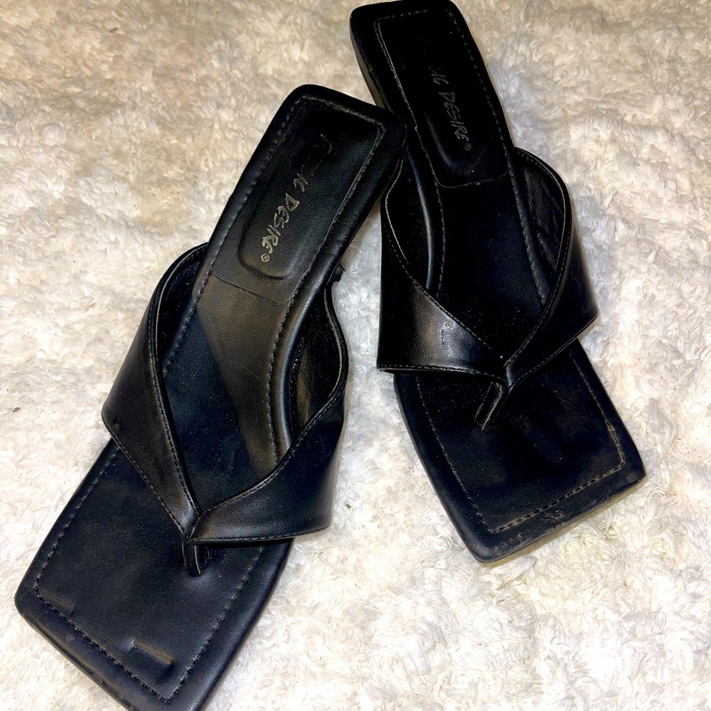 BLACK SANDAL HEELS